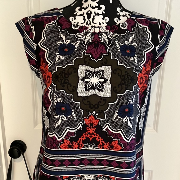 Fabulous printed fully lined shift dress with capped sleeves. - Picture 2 of 14